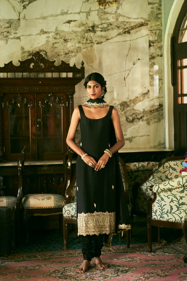 KARVI BLACK KURTA SET WITH DUPATTA